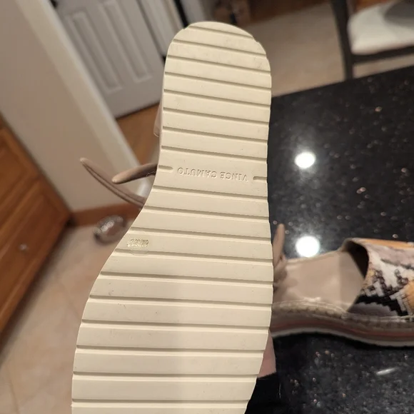New Beautiful Vince Camuto Espadrilles - Picture 4 of 4